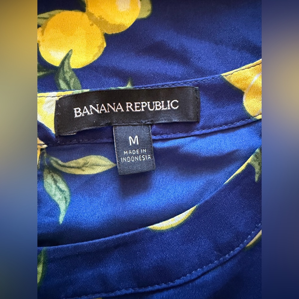 Banana Republic Lemon Print Perfect Tee Size M Navy Short Sleeve Flowy Office - Picture 8 of 9